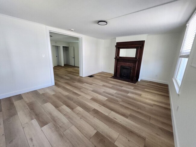 Foto del edificio - Spacious 4-bedroom house in Hamilton available mid-May