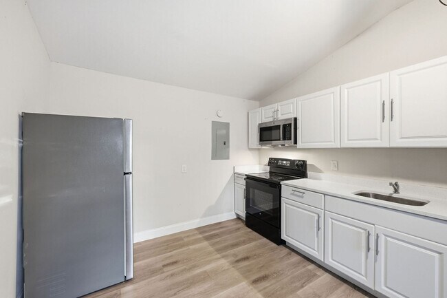 Foto del edificio - Completely Renovated 2BR/1BA Home on Extra-Large Lot in Jacksonville's Trout River Area***APRIL S...