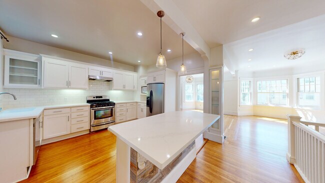 Building Photo - Farm to Table 4 BR x 4 Bath Flat