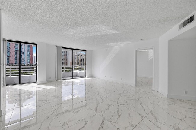 Foto del edificio - 3300 NE 192 St