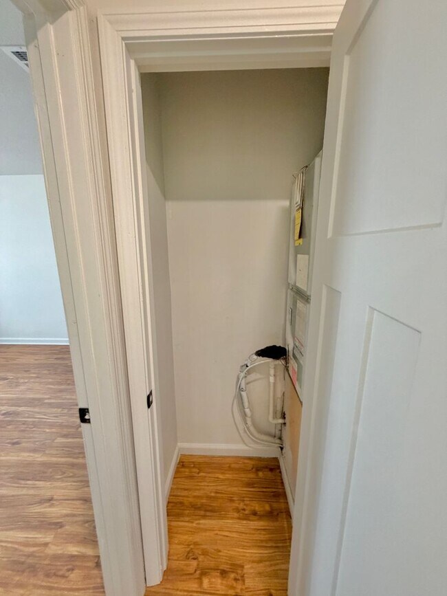 Foto del edificio - Newly Renovated 2 Bed / 1 Bath Apartment in Truman.  READY NOW!