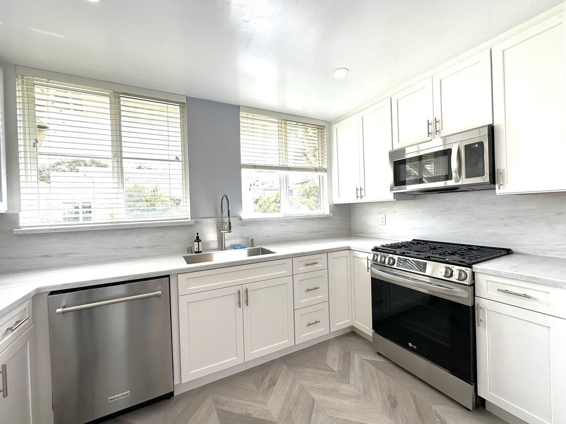 EPIC REA: Bright 1bd/1ba Condo with Washer/Dryer in unit and Parking! - EPIC REA: Bright 1bd/1ba Condo with Washer/Dryer in unit and Parking!