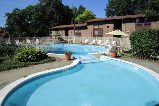 Piscina comunitaria - Maplewood Apartments