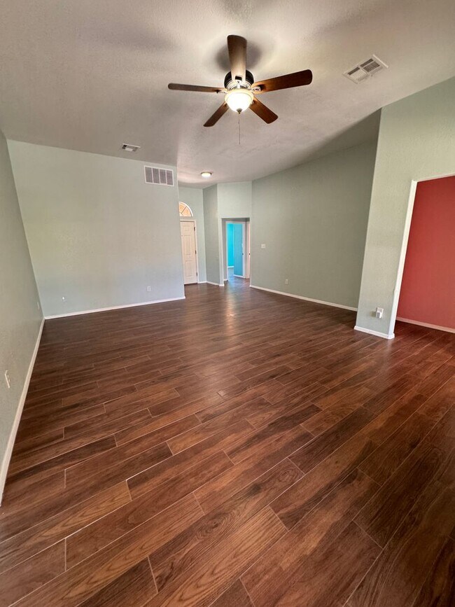 Foto del edificio - Welcome to your new home sweet home in the charming Los Colinas area!