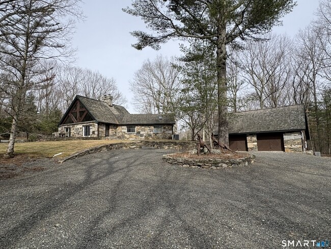 Building Photo - 40 Looking Glass Hill Rd