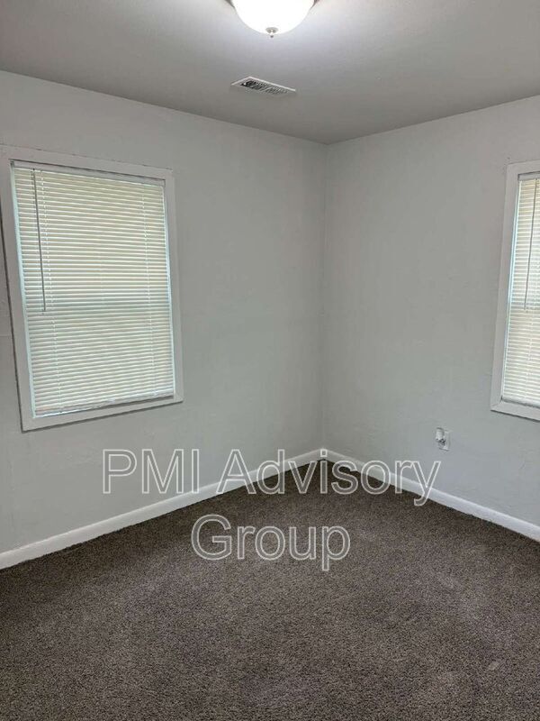 Building Photo - 3368 SE Girard St