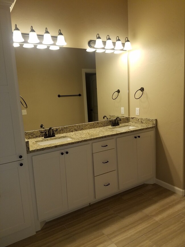 Building Photo - 3 bed 2.5 bath home with view of water