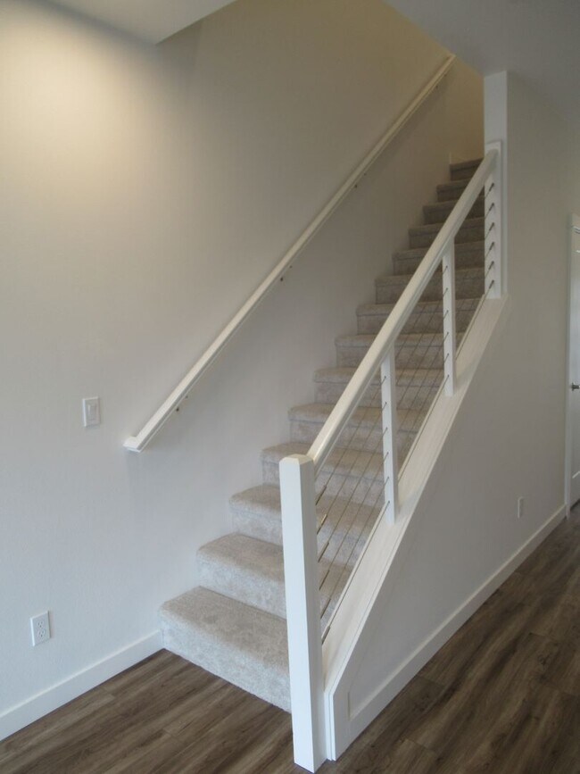 Foto del edificio - Two Bedroom Townhouse in South Salem