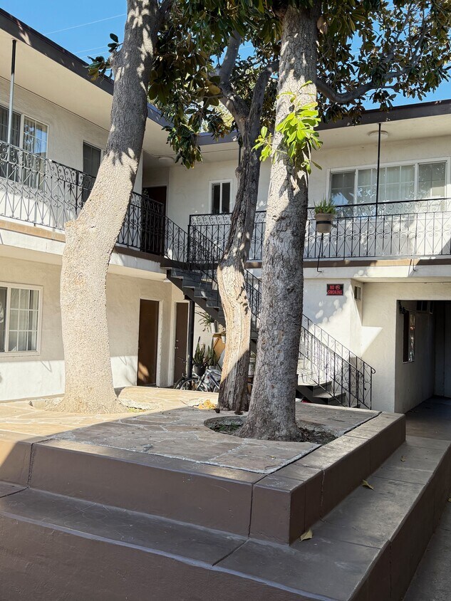 Foto del edificio - 6633 Woodley Ave