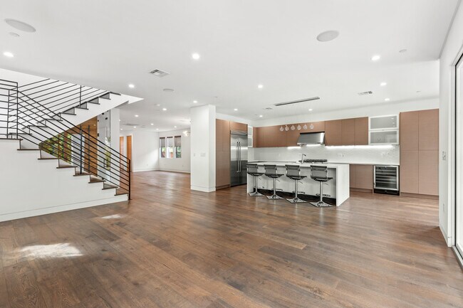 Foto del edificio - 8040 Regis Way