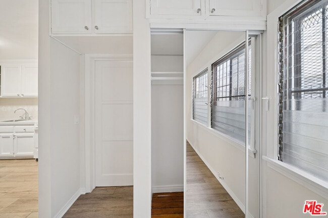 Building Photo - 612 S Dunsmuir Ave