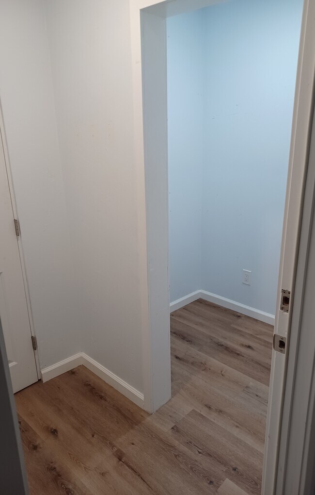 Vestidor/Espacio de almacenamiento - 751 Jewell Dr