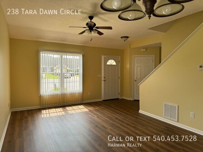 Building Photo - Move in ready updated Duplex!
