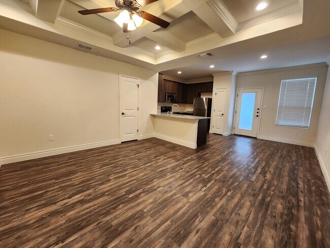 Foto del edificio - 3/2.5/1.5 Fourplex with Granite Countertops, 9ft Ceilings, Fridge, Washer, Dryer / NBISD