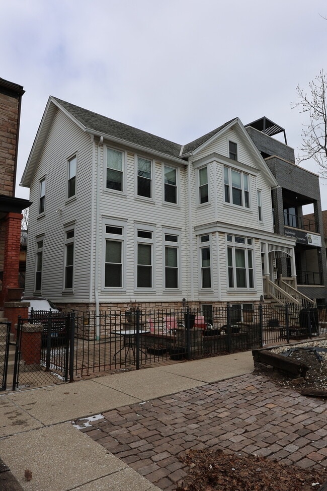 Building Photo - 2652 N Wilton Ave