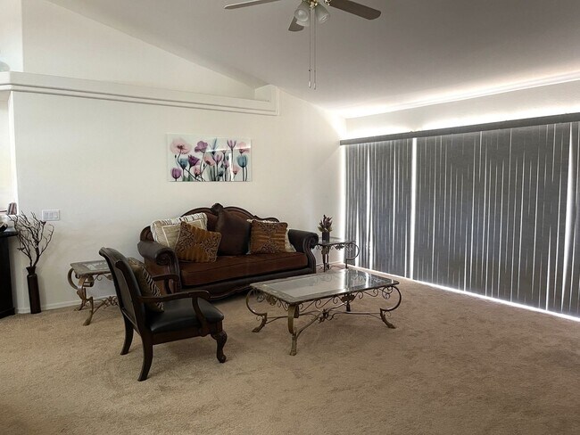 Building Photo - 3 bedroom 2 Bath Lakefront home in the des...
