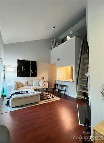 Foto del edificio - 300 N Cedar St