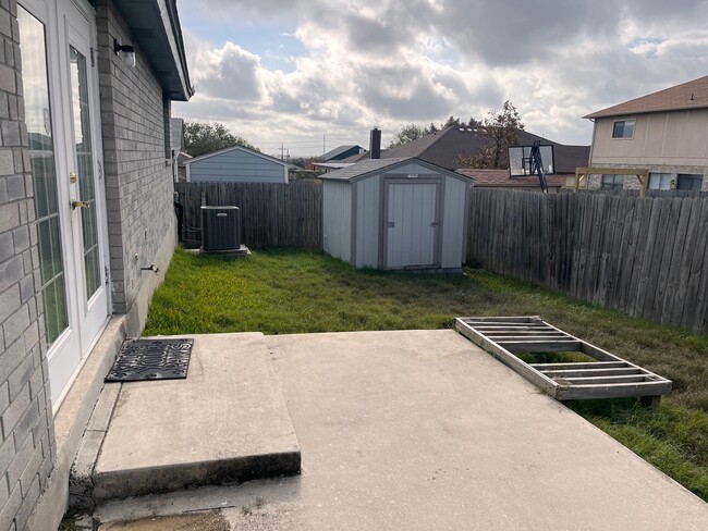 Back patio and storage shed - 4823 Fern Lk