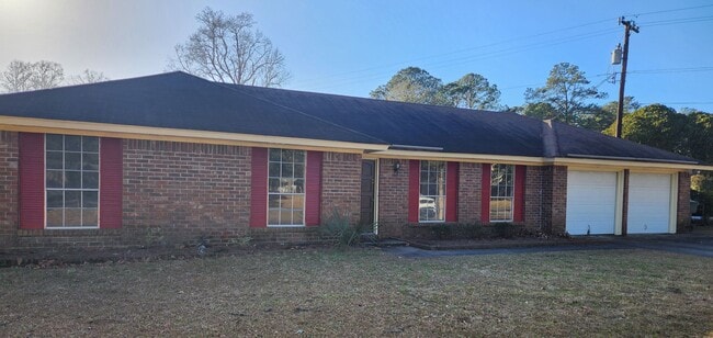 Building Photo - 3 Bedroom, 2 Bath Southside home on a larg...