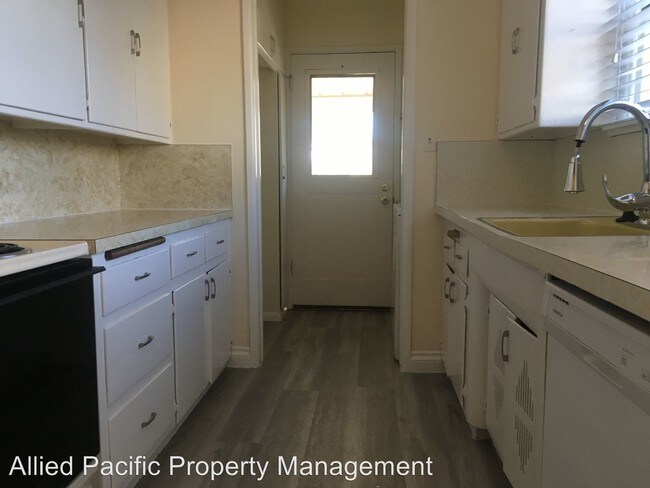 Building Photo - 2 br, 1 bath House - 1328 College Ave.