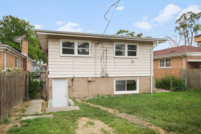 Building Photo - 15224 Oak St