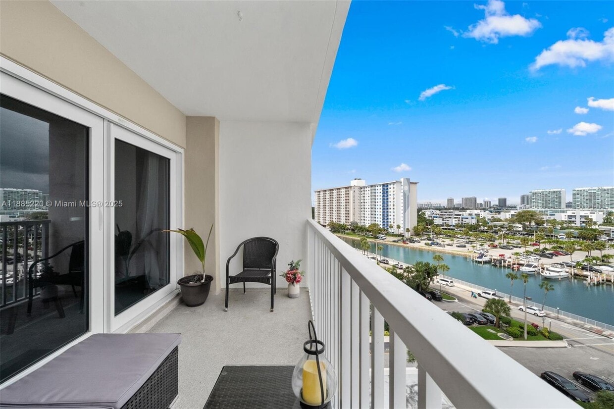 Foto principal - 300 Bayview Dr