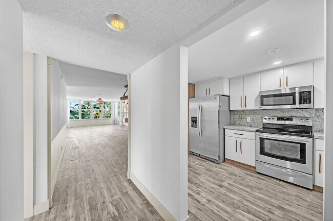 Building Photo - 3051 NE 48th St