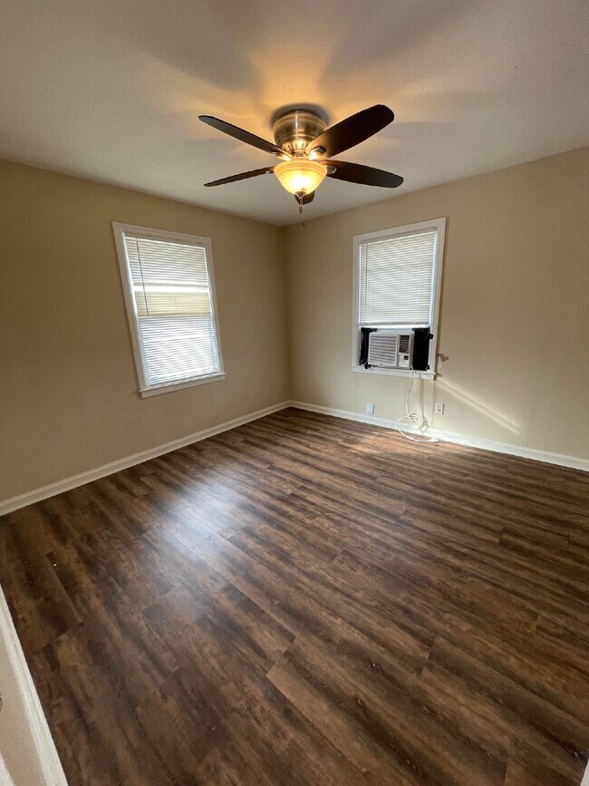 Building Photo - Charming 1-Bedroom Duplex in Wichita - Don...