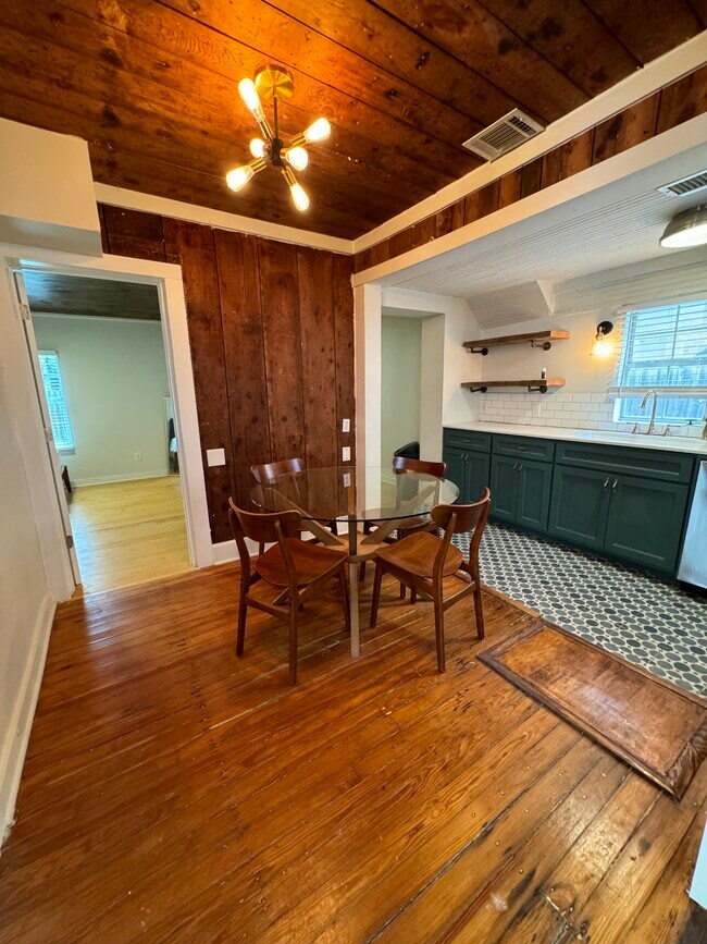 Foto del edificio - 1410 S Lake St