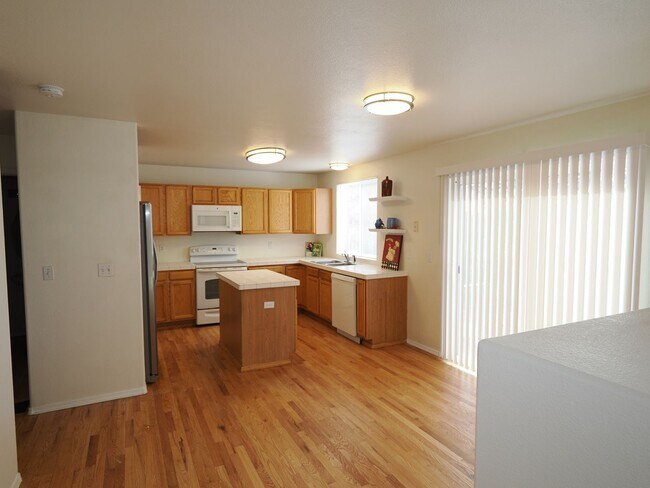 Foto del edificio - 4 bed 3.5 bath with 2 car garage - Availab...