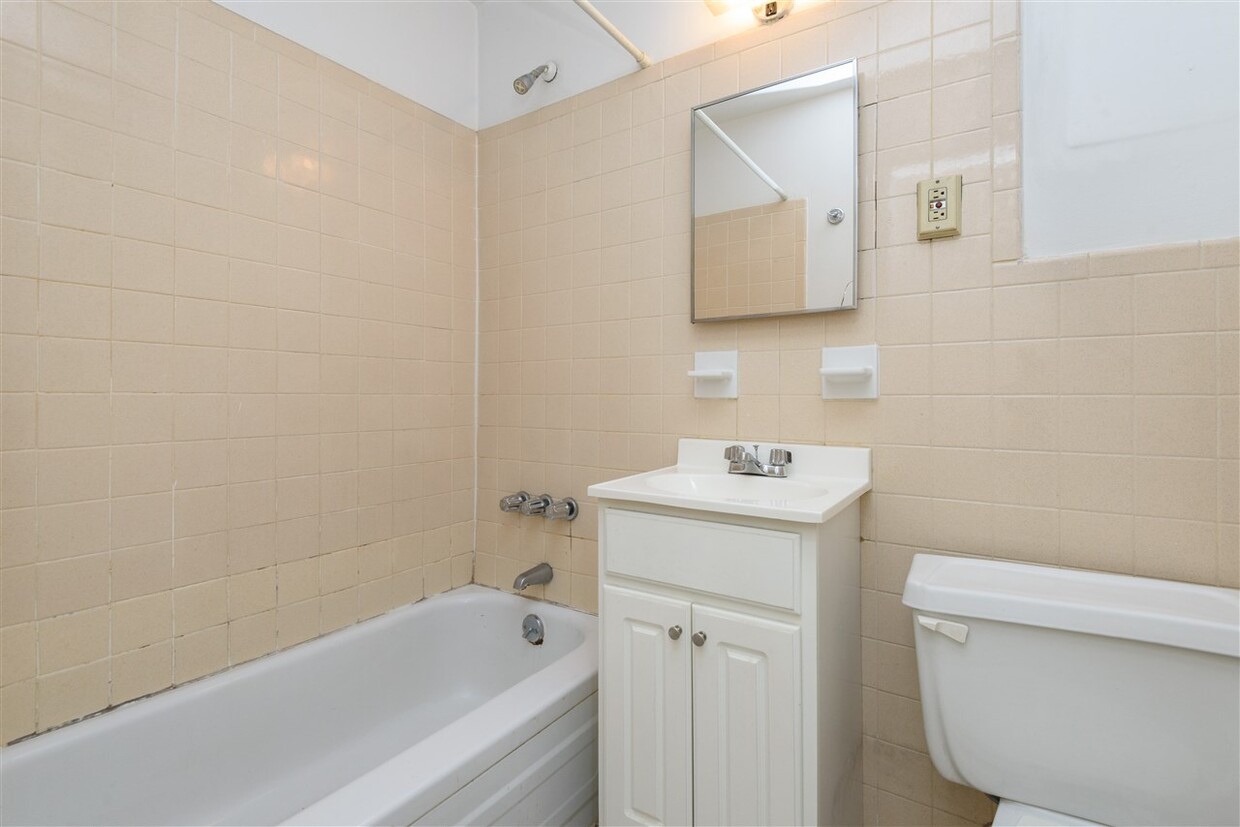 Primary Photo - 526 Adams St