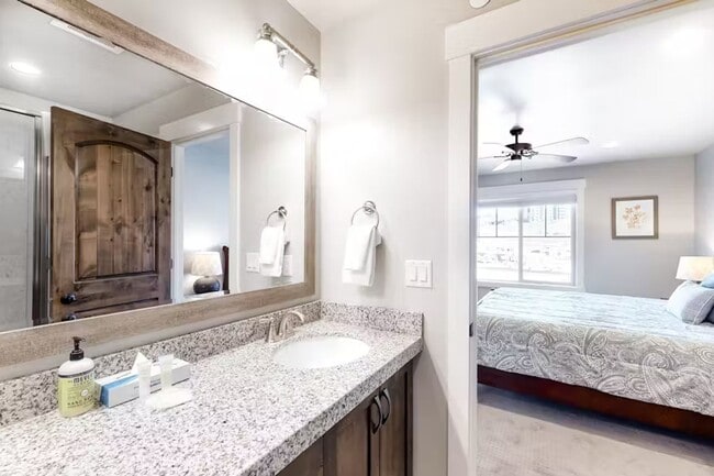 Foto del edificio - Clean 3 Bedroom Furnished Park's Edge Townhouse with A/C and 2 Car Garage