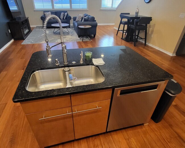 Foto del edificio - 1205 Beaconsfield Ln