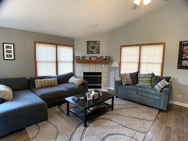 Building Photo - 402 River Bluff Dr