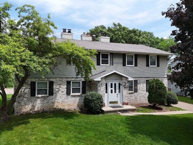 Building Photo - 2613 Smithfield Dr