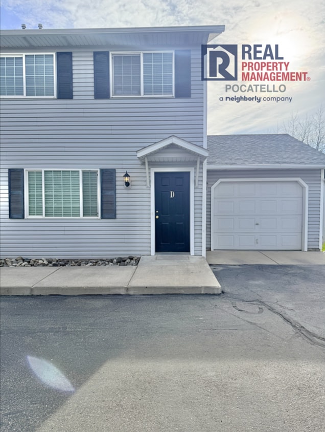 Primary Photo - 3 Bedroom 1.5 Bath duplex - 1 car garage