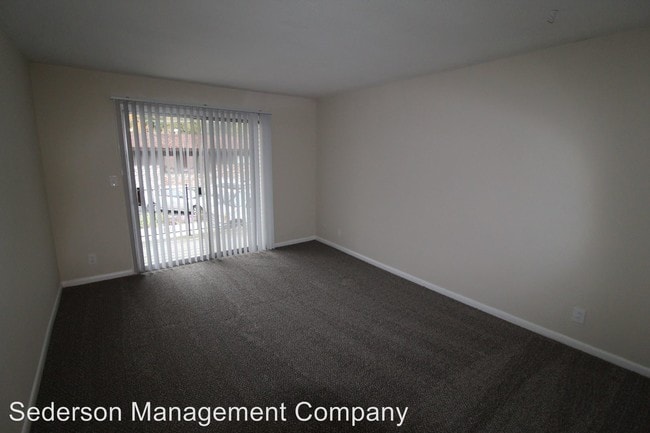 Building Photo - 5811 Maple St