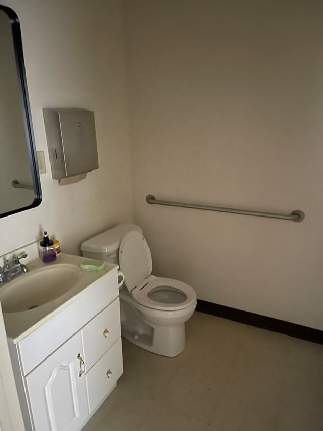 Building Photo - 502 E Ave East