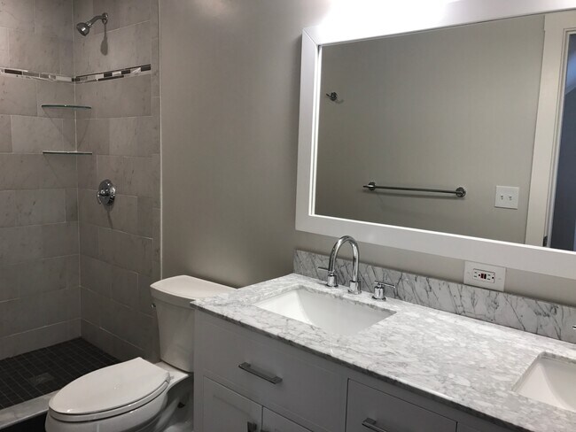 Shared Bath 1 - 134 Parsons St