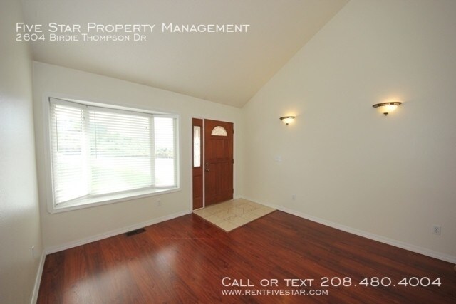 Foto del edificio - 2604 Birdie Thompson Dr