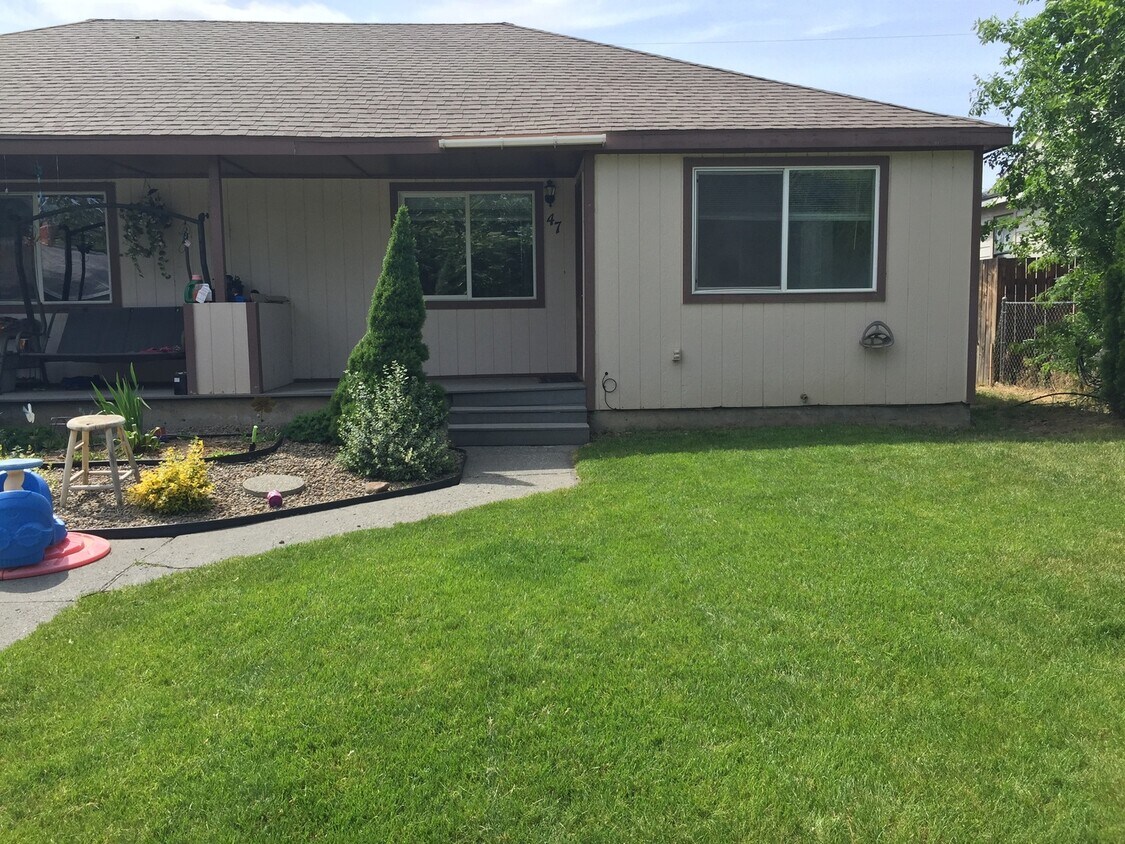 Primary Photo - Tidy 2 bedroom 1 bath home with all applia...