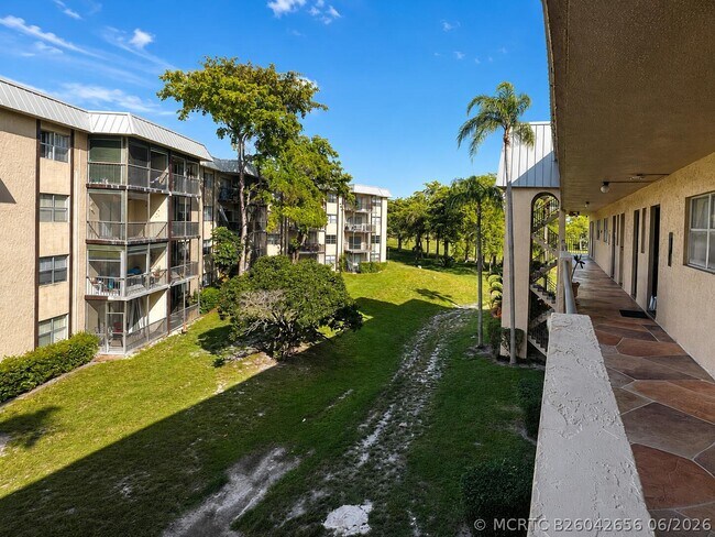 Foto del edificio - 6101 N Falls Cir Dr