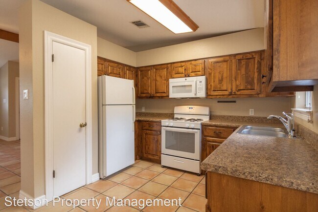 Building Photo - 3 br, 1 bath House - 1708 Yucca Lane