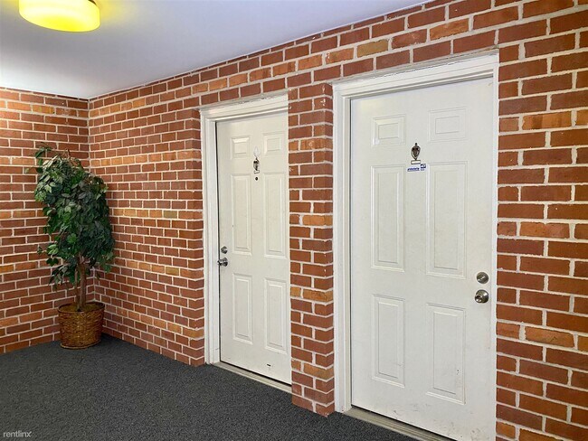 Building Photo - 2 br, 1.5 bath  - 6708 Ridge Rd Apt 304