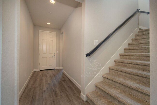 Building Photo - Large 4 bdrm 3 bthm home + Great entertain...