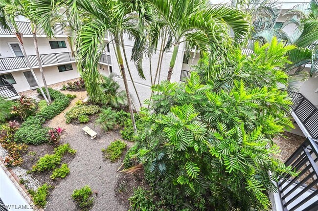 Foto del edificio - 788 Park Shore Dr