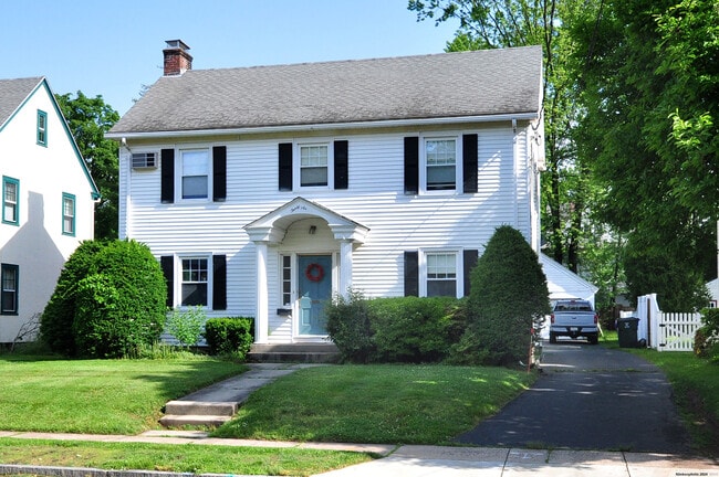 Building Photo - 36 Meadowbrook Rd
