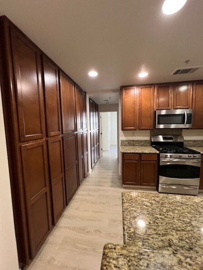 Foto del edificio - Gorgeous 3 Bed/3 Bath Home in Peaceful Community - Impeccably Maintained