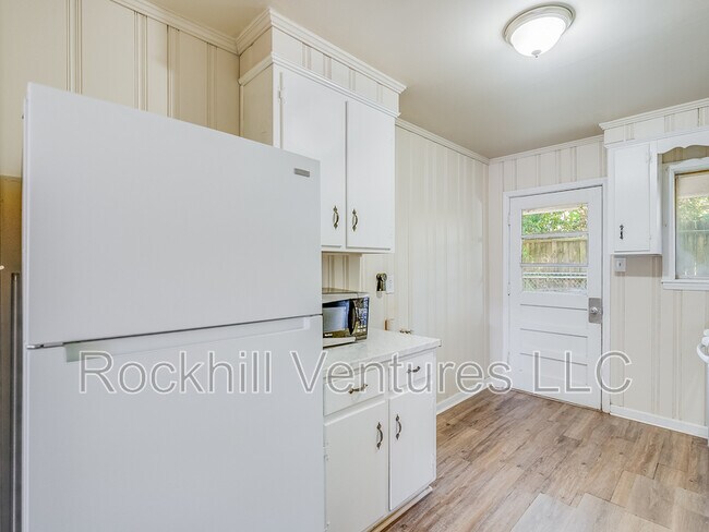 Foto del edificio - 6 Ronnie Ave