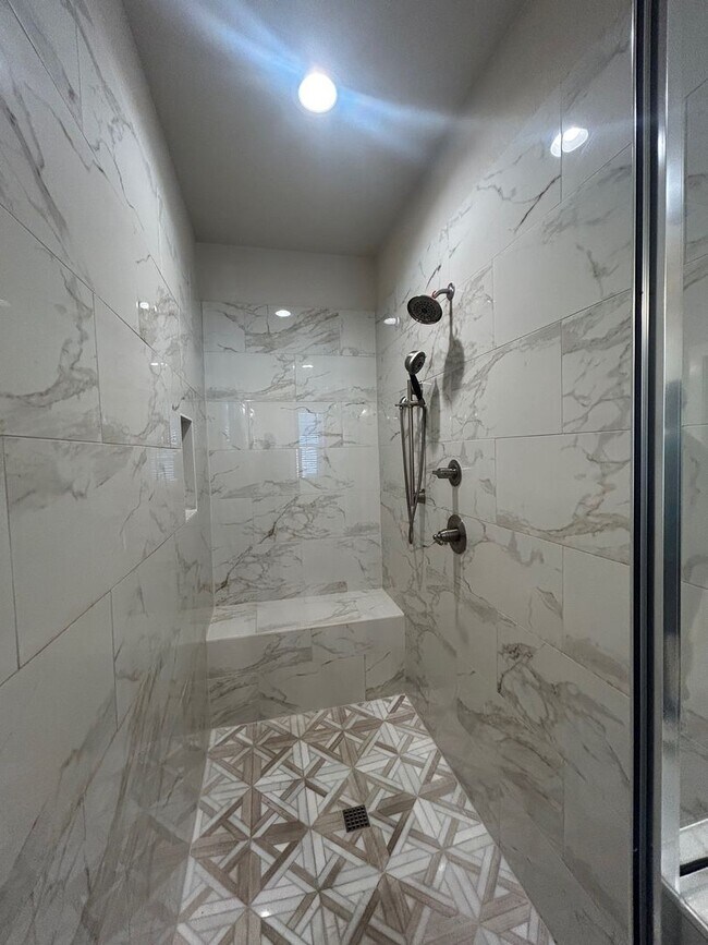 Foto del edificio - Amazing 3 Bedroom Midway Home